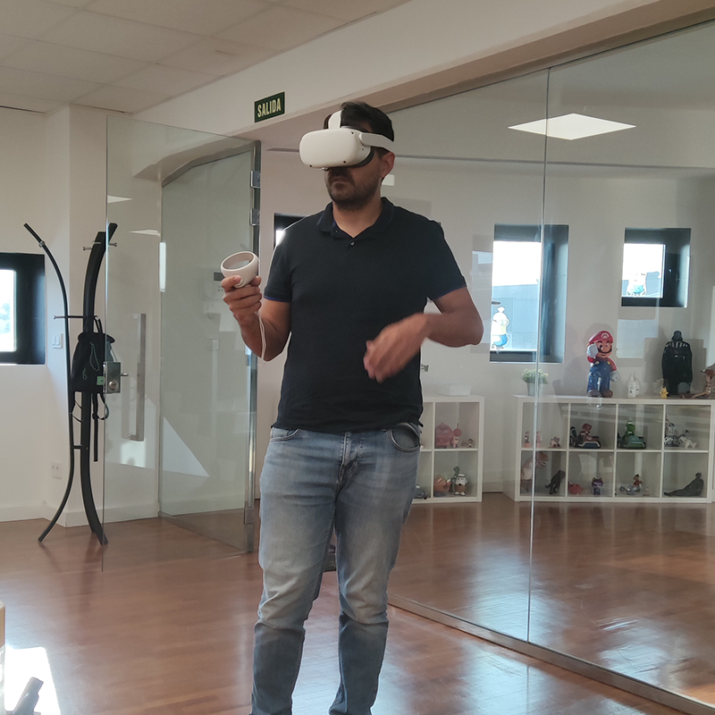 Víctor probando las Oculus VR en la oficina.